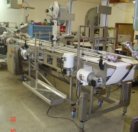 Clam Shell Closing and Labeling Conveyor