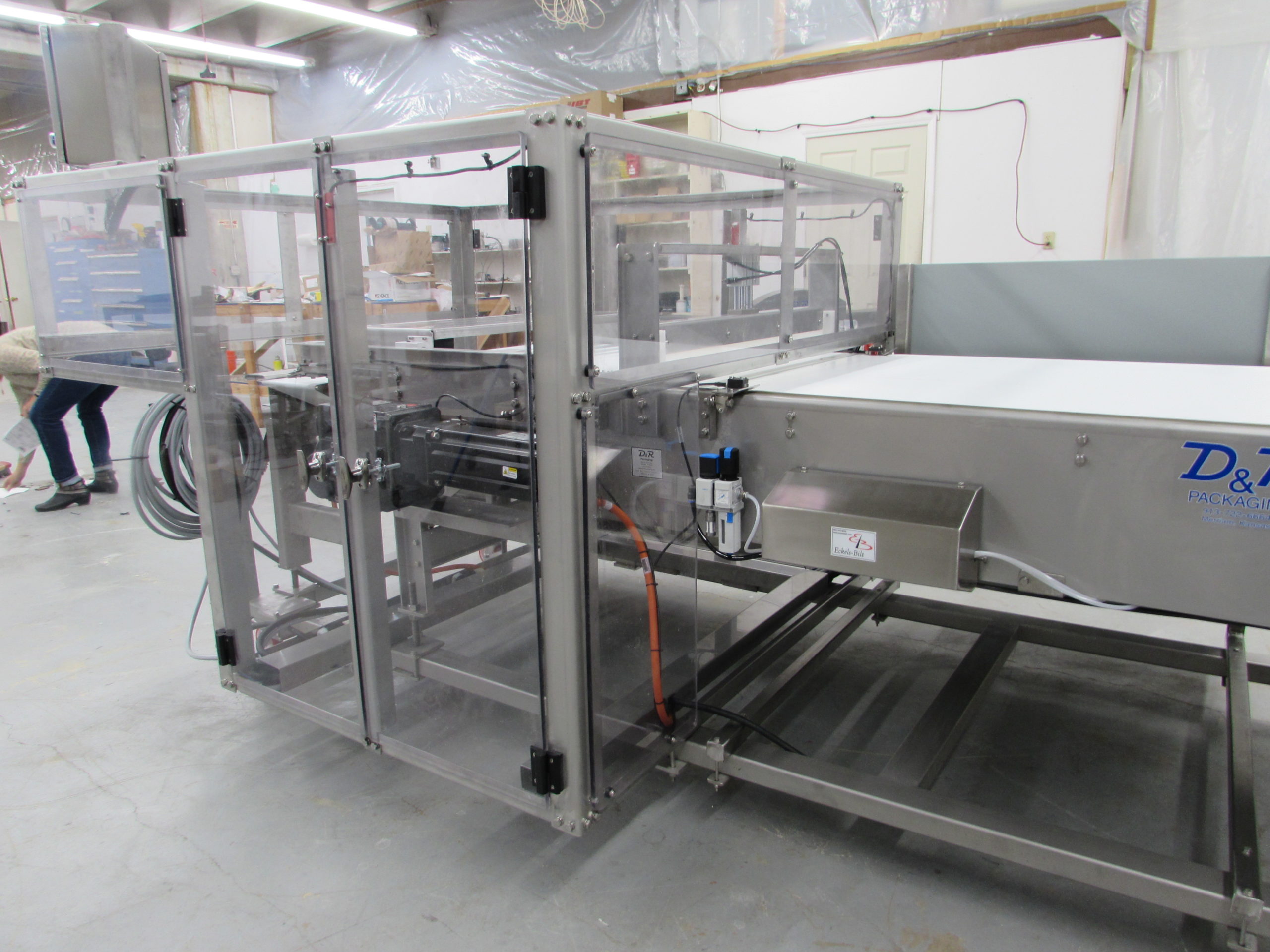 Retracting nose bar conveyor for 90 degree transfer of chocolate candy bars