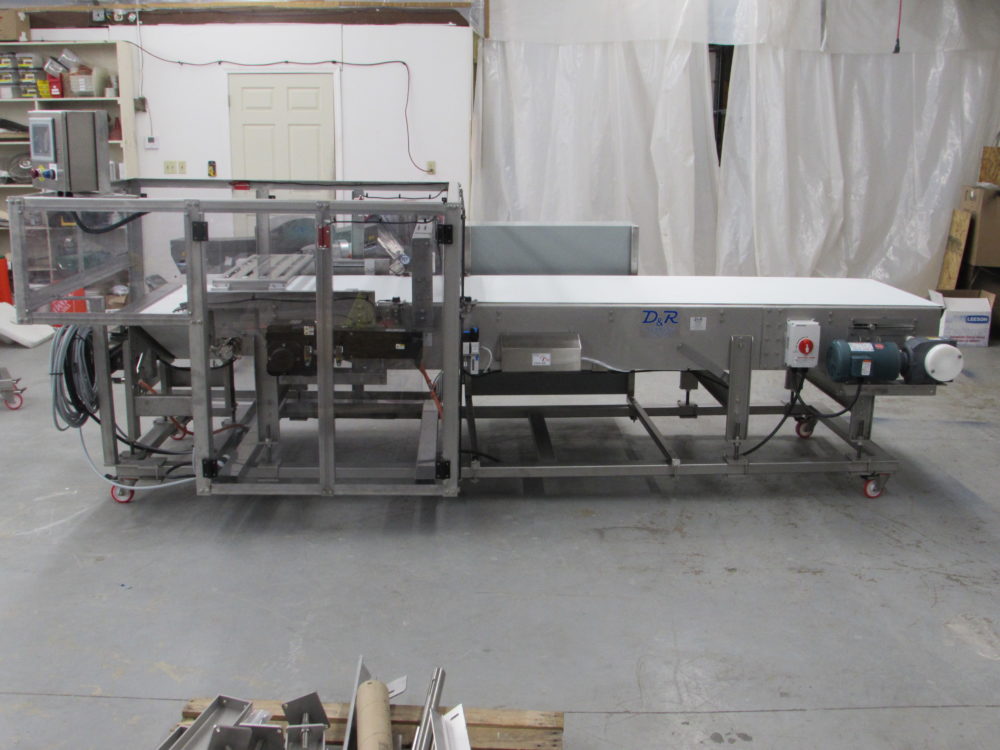 Retracting nose bar conveyor for 90 degree transfer of chocolate candy bars